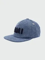 Gorra de béisbol azul denim con logo "AMI" bordado en negro en el frente.
