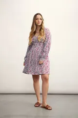 Vestido corto celeste con estampado floral rojo, escote en V y mangas largas abullonadas.