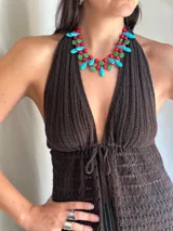 Collar doble con cadena de acero quirúrgico, mostacillas rojas, cuentas de cristal checo verdes y piedras reconstituidas turquesas en forma de gota y hoja.