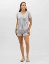 Pijama de dos piezas confeccionado en tejido soft con estampado animal print gris y blanco. Incluye una remera de manga corta con escote en V, detalle plisado en el frente y aplique de puntilla, y un short con cintura elastizada.