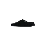 Mocasines tipo slip-on Gucci de color negro, confeccionados con monograma GG en relieve, detalle de herraje metálico plateado en el empeine y suela plana.