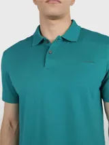 Chomba de piqué de algodón color verde agua, con cuello clásico, tapeta de dos botones y logo bordado en el pecho.