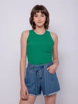 Short de jean celeste claro, tiro alto, con terminación desflecada en el ruedo y lazo de tela para atar en la cintura.