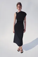 Vestido midi negro de cuello redondo y manga sisa, con detalle de drapeado en la cintura y cierre lateral con cremallera oculta.