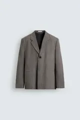 Blazer de corte slim fit confeccionada en tejido con viscosa, con cuello de solapas de muesca, cierre frontal de un botón, bolsillos de solapa en la cadera y bolsillo de vivo en el pecho.