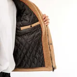 Campera con capucha color beige, con efecto borreguito en el cuerpo y las mangas, y detalles en tela lisa beige en los hombros y el pecho. Tiene cierre frontal y botones a presión.