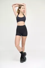 Minishort negro de tiro alto, con cintura con doble tela y recorte en la parte posterior.