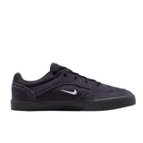 Championes Nike SB Malor de diseño urbano, confeccionados en una combinación de ante y lona en color azul oscuro. Presentan una construcción vulcanizada con puntera reforzada, suela de goma negra y el logo de la marca bordado en el lateral.