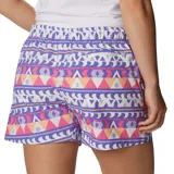 Short cargo de senderismo con estampado geométrico multicolor. Cuenta con cintura parcialmente elástica, cinturón integrado con hebilla, bolsillos laterales, bolsillos cargo y bolsillo trasero con cierre.
