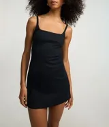 Vestido corto negro de rib con breteles finos y escote cuadrado. Corte evasé y sin estampa.