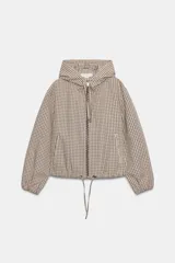Cazadora con capucha ajustable, manga larga con puños elásticos, bolsillos delanteros y bajo ajustable con cordones. Cierre frontal con cremallera y diseño estampado a cuadros.