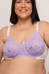 Soutien reductor con aro, confeccionado en combinación de lycra y puntilla elastizada. Presenta copas con encaje floral en color lila y base con laterales en color blanco, con breteles elásticos regulables y cierre de broches en la espalda.