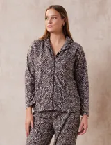 Conjunto de pijama animal print, marca René Rofé. Conjunto de camisón y pantalón. Camisón con solapa, bolsillo y mangas largas. Pantalón con cintura elastizada y lazo de ajuste.