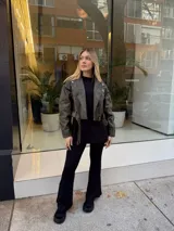 Pantalón Oxford negro de tejido acanalado de punto suave, con cintura alta con elástico grueso.