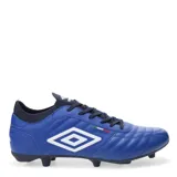 Championes de fútbol 11 Umbro modelo Legend, color negro con detalles en blanco. Presentan el logo de la marca en el lateral, costuras reforzadas en la puntera y una pequeña bandera tricolor decorativa. Cuentan con suela de tacos blancos y cierre mediante cordones negros.