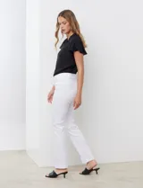 Pantalón blanco de gabardina elastizada marca Zac & Rachel, de corte recto, con pretina con pasadores, botón y cierre. Incluye tres bolsillos delanteros y dos bolsillos ojal en la parte trasera.
