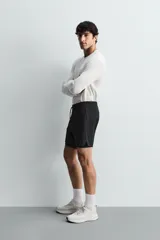 Pantalones cortos de entrenamiento 2 en 1 de color marrón, confeccionados por Zara Athleticz en tejido técnico ligero y elástico con malla interior. Cuenta con cintura elástica ajustable con cordón y bolsillos laterales.