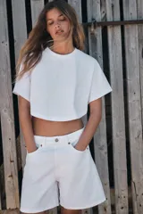 Camiseta gris con efecto lavado, cuello redondo con ribete y mangas cortas tipo capa.