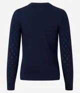 Blusa azul marino de punto con textura de ondas, cuello redondo y mangas largas.
