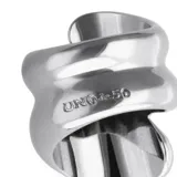 Anillo de metal con baño de plata, de diseño voluminoso y orgánico en forma de espiral con múltiples ondas.