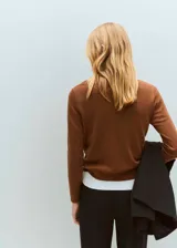 Jersey Olsen de punto fino, mezcla de algodón y lana, color marrón, con cuello polo y manga larga.
