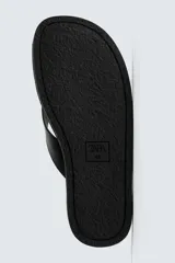 Sandalia tipo chancleta negra con suela plana marrón y dos tiras en el empeine.