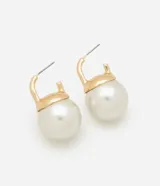 Par de caravanas estilo botón con perla redondeada y base metálica dorada que envuelve la parte superior de la perla.