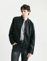 Campera de cuero ecológico con cierre frontal metálico y cuello mao.