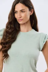 Remera tejida de algodón en color verde menta, con cuello redondo y mangas sin mangas con volados superpuestos.