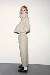 Pantalón de tiro alto con cintura elástica ajustable mediante cordón. Presenta un corte recto y holgado con bolsillos laterales y traseros.