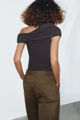 Body azul marino de escote asimétrico con un hombro descubierto, detalle de frunces en el busto y cierre de botones a presión en la parte inferior.