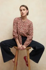 Camisa estampada de manga larga con puños elastizados, cuello mao y botones a tono.