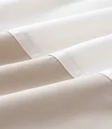 Bermuda de baño de microfibra con diseño bicolor, cintura elástica con cordón ajustable, bolsillos laterales y bolsillo trasero con cierre.