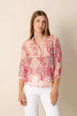 Camisa de manga 3/4 con cuello mao y estampado paisley en tonos rosados.