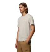 Remera técnica Columbia para hombre, de color gris claro, manga corta y cuello redondo. Cuenta con el logo de la marca bordado en el pecho en tono amarillo.