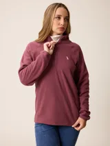 Buzo de polar con cuello alto y medio cierre frontal. Presenta un diseño de manga larga con puños elásticos y logo bordado en el pecho.