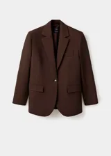 Chaqueta Gabi de corte recto y color marrón oscuro, con cuello de solapa con muesca, mangas largas con puños abotonados, cierre frontal de un botón y bolsillos con solapa en el frente.