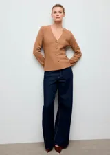 Chaqueta de punto color marrón tostado, de diseño entallado con cuello en V y cierre frontal de botones dorados estilo joya, manga larga.