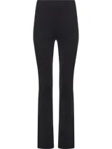 Pantalón negro de punto técnico, corte slim, pierna acampanada con aberturas traseras, talle medio, cierre de cremallera oculto y detalles de costuras verticales.