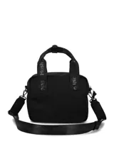 Cartera tipo bandolera de color negro, confeccionada en material sintético resistente. Presenta doble asa superior con el logo de la marca estampado, correa ajustable y extraíble, y un bolsillo frontal con cierre. Incluye detalles metálicos y el logo de Hush Puppies en la parte inferior.
