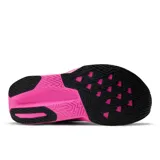 Championes de running New Balance modelo FuelCell Rebel v5, con diseño aerodinámico en tonos fucsia y violeta. Presentan entresuela FuelCell de espuma reactiva, parte superior de malla transpirable con tecnología FantomFit y suela con refuerzo de goma en la parte delantera.