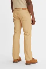 Jean de corte regular con cierre de botones, confeccionado en algodón resistente. Presenta un diseño clásico de cinco bolsillos y tiro medio.