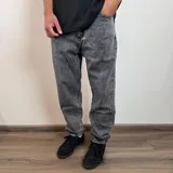 Pantalón de jean corte mom en color negro, de tiro medio y ajuste holgado en las piernas.