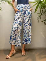 Pantalón fluido de corte recto y largo midi, con estampado abstracto en tonos azul, negro y crema. Presenta cintura elastizada en la parte posterior y bolsillos laterales delanteros.