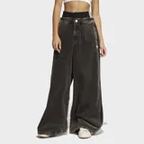 Pantalón de corte holgado confeccionado en tejido de corderoy, con diseño de cintura alta y cierre frontal con botones. Presenta una estética urbana con franjas laterales características de la marca.