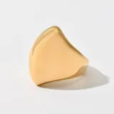 Anillo dorado con forma irregular y superficie lisa.