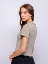 Remera corta negra de manga corta y cuello redondo, con estampado de serpiente con ojos.