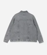 Campera de jean gris con efecto desteñido, corte oversized, cuello inglés, cierre frontal con botones niquelados y aplicaciones de brillos y piedras en la parte superior delantera.