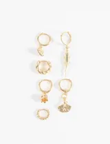 Set de aros dorados con dijes colgantes con forma de concha, lagarto, flor y otros diseños.