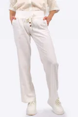 Pantalón de lino color crudo, corte recto, con cintura elástica, cordón ajustable y bolsillos laterales.